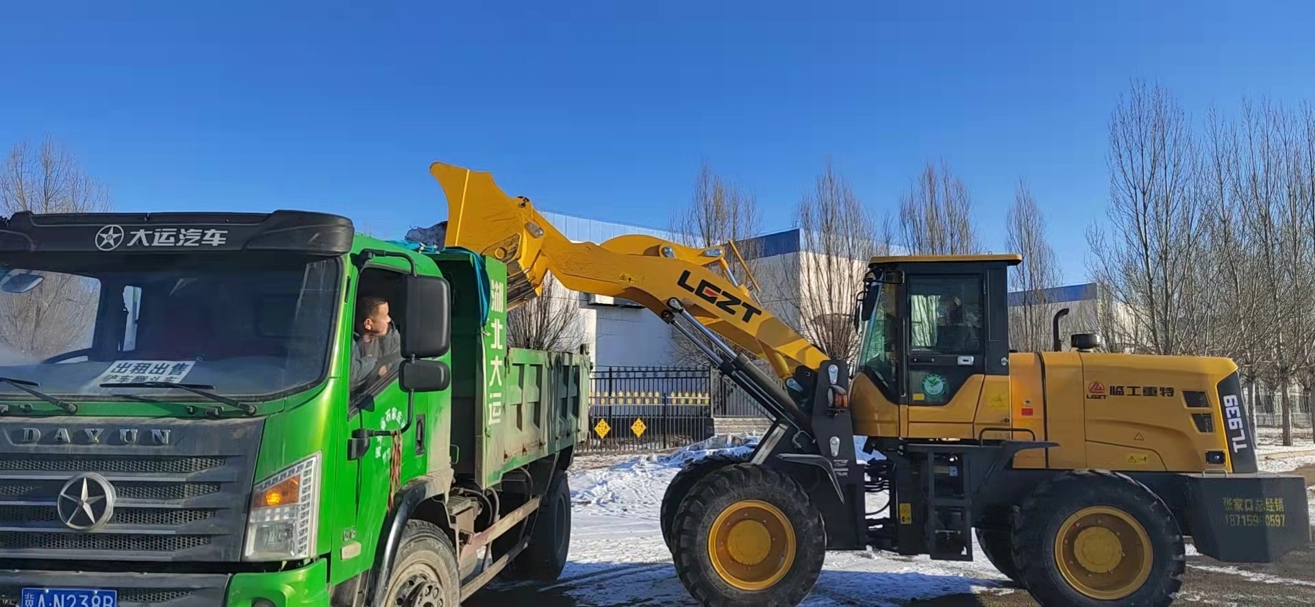 機械突擊隊清理積雪積冰